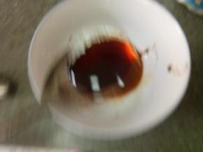 生抽，老抽，白糖，淀粉加半碗水调个碗汁备用（照片糊成这样也是没谁了）