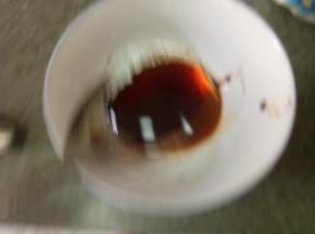 生抽，老抽，白糖，淀粉加半碗水调个碗汁备用（照片糊成这样也是没谁了）