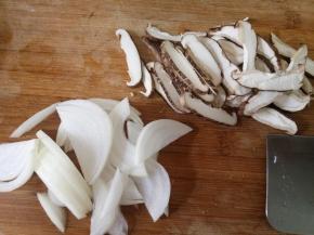 洋葱切丝，香菇切片