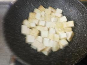 底部煎到金黄翻面再煎，有耐心把六面都煎成金黄色更好吃，或者切豆腐时切成薄片，只煎两面就可以了。我是一开始想清炖，所以切了方块。