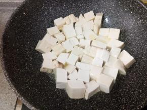 锅里放适量油，把豆腐放进去先煎一面
