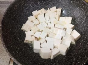 锅里放适量油，把豆腐放进去先煎一面