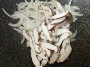再放入香菇炒软