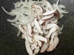 再放入香菇炒软