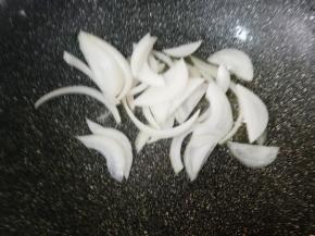 豆腐煎好盛出，留底油爆香洋葱