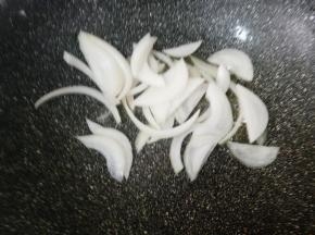 豆腐煎好盛出，留底油爆香洋葱