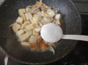 加半碗多水，放适量盐，盖盖子炖煮