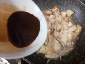 水开后倒入碗汁，开大火收汁浓稠就可以了