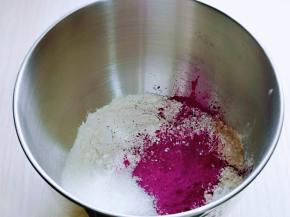 首先将牛奶，鸡蛋，玉米油，面粉，紫薯粉，酵母，加入厨师机桶中，启动厨师机1档揉面10分钟，光滑即可。