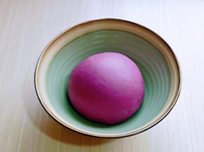 取出揉光滑的面团，放入器具中，盖上盖子或保鲜膜，进行发酵。(发酵面团，注意保持面团的湿度)