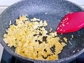 鸡蛋打散后，将蛋液倒入锅中，小火煎蛋再铲碎。