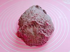 发酵好的面团，全部是蜂窝状态，再次揉圆，盖上湿布松弛10分钟。