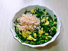 加入虾皮，盐，再次搅拌均匀。