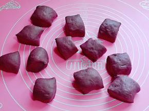 将面团分成等份的小面团。