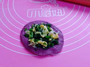 取一块小面团，用擀面杖擀面皮，放上调拌好的韭菜鸡蛋馅。