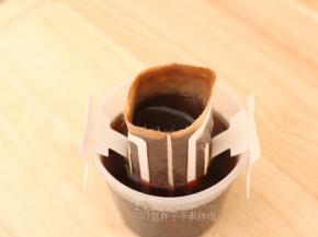 咖啡先用热水冲泡，晾凉到室温。最后取140克的咖啡液。