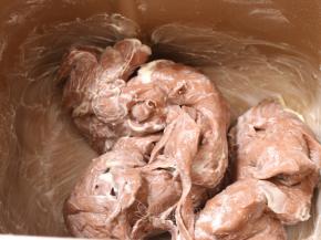 除黄油和坚果外，将面团中的其它原材料按放入面包机中，揉至面团光滑，加入黄油。