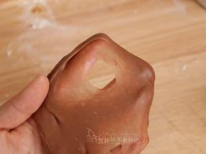 继续揉至扩展阶段，面团能拉出较薄的膜即可。