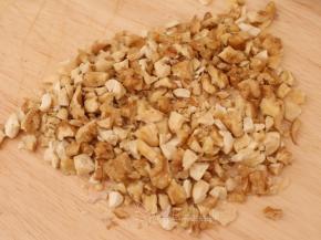 坚果我用了核桃和腰果，先炒熟之后切碎，晾凉。