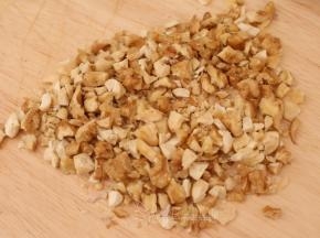坚果我用了核桃和腰果，先炒熟之后切碎，晾凉。