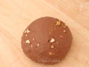 加入坚果，稍微揉匀即可。