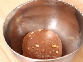 面团团圆之后放入大碗中，在室温下（约28℃）发酵。