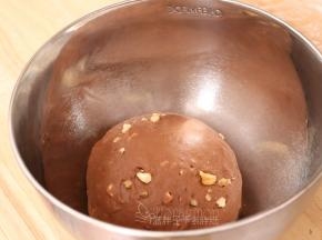 面团团圆之后放入大碗中，在室温下（约28℃）发酵。