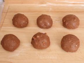 发酵好的面团按压拍打排气，平均分成6个面团，将它们都滚圆之后盖上保鲜膜松弛15分钟。