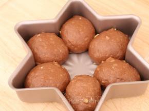 .松弛好的面团压扁，再次滚圆后放入模具中。