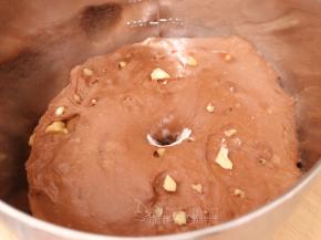 大概60分钟之后，面团发酵到两倍大，手指沾面粉戳一个洞，不回缩、不塌陷即表示发酵完成。