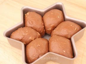 面团连同模具放到烤箱中，37℃发酵到两倍大，大概需要30分钟。