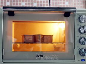 .送入预热好的烤箱，中层，上下火175℃，烘烤20分钟。