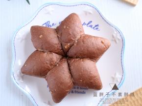 烤好的面包趁热脱模。