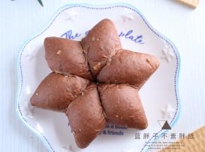 烤好的面包趁热脱模。