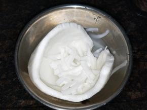 椰子去皮(可以不去)，敲开取椰汁