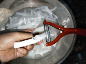 椰肉刨成一片片