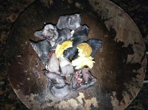 乌骨鸡去除内脏砍件，准备一块姜。