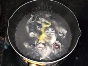 锅里加入适量的水，水开后放入鸡肉和姜片。煮至沸腾即可关火放到水龙头清洗干净。