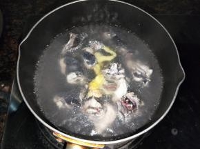 锅里加入适量的水，水开后放入鸡肉和姜片。煮至沸腾即可关火放到水龙头清洗干净。
