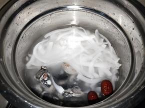 锅里加入适量的水，这里是3至4人份，大火烧开后转最小火，炖两个小时