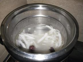 最后半个小时倒入椰汁，原味椰汤可以不放盐，根据自己的喜好