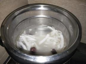 最后半个小时倒入椰汁，原味椰汤可以不放盐，根据自己的喜好