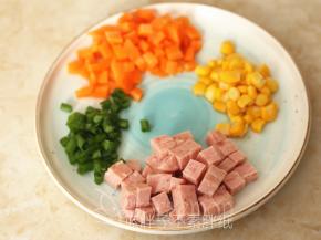 在煮饭期间先来准备饭团里的馅料。胡萝卜等切成小丁。