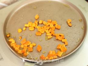 平底锅倒入适量的橄榄油，中火加热后倒入胡萝卜，翻炒一会。