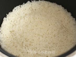 这时候米饭也做好了，粒粒分明，适合做饭团。