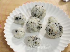 饭团包紧团圆。可以做成大小不一的饭团。