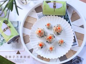 最后在饭团上面放上金枪鱼，挤上鱼子酱。