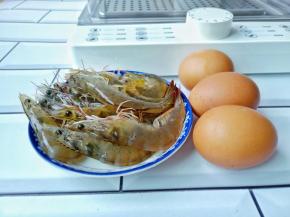 对虾12只【也可以根据自己的喜欢来放】鸡蛋3个。
