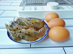 对虾12只【也可以根据自己的喜欢来放】鸡蛋3个。