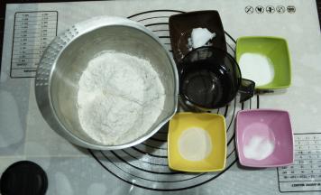椰油是放冰箱的固体状态，提前取出软化，准备好其他材料。需要冰水。